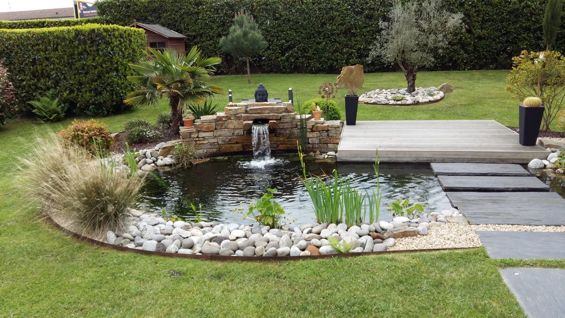 photo d'un bassin de jardin japonais avec rochers