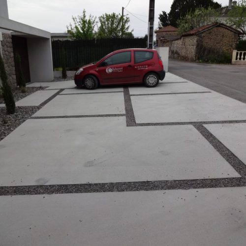 Allée béton balayé