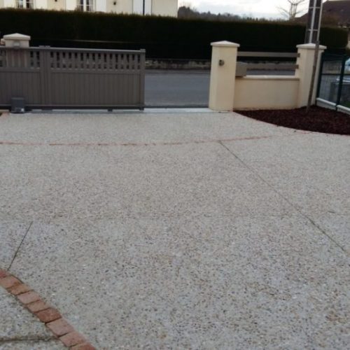 Allée béton désactivé et bandes de pavés