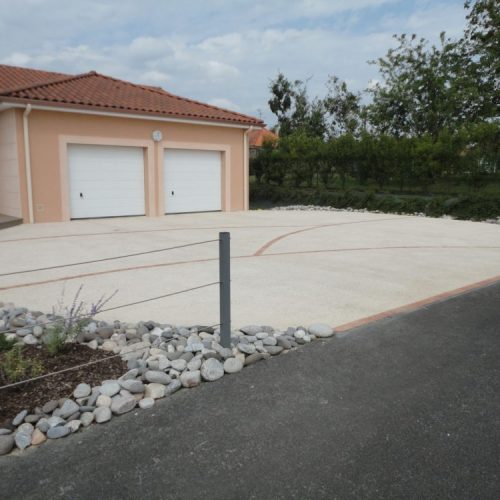 Allée en béton érodé