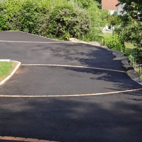 Allée en enrobé et bandes de pavés