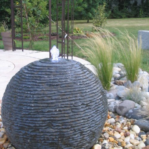 Fontaine boule en pierre