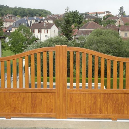 Portail en PVC, aspect bois
