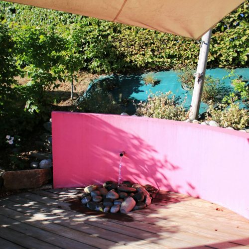 Muret avec enduit décoratif le long d’une terrasse