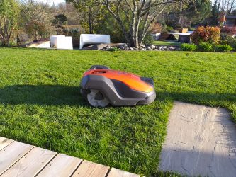 Rebeyrol développe le service de robot-tondeuse