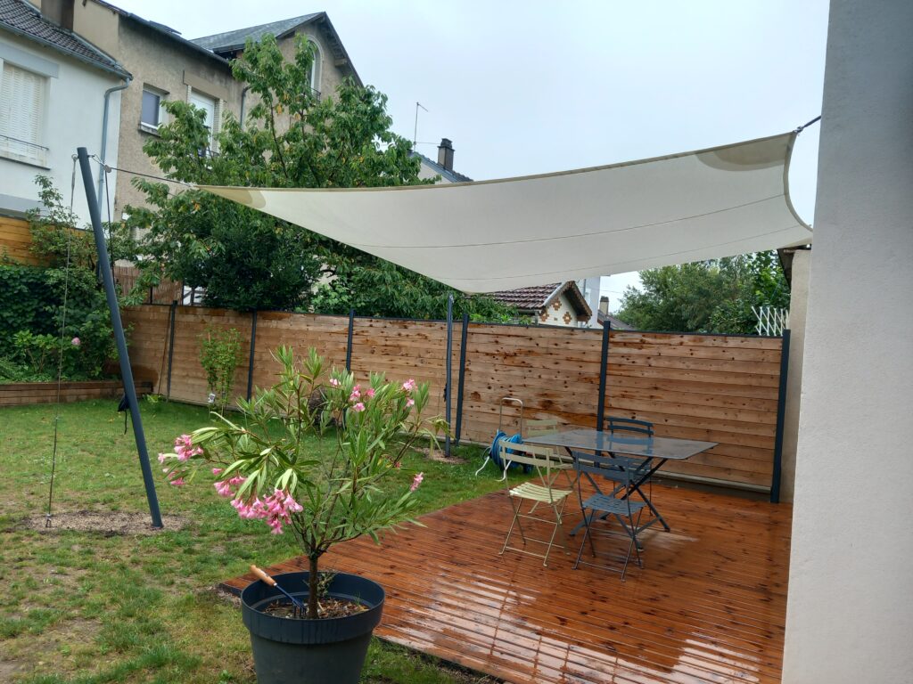 Toile d'ombrage sur terrasse en bois petit jardin de ville LIMOGES 87