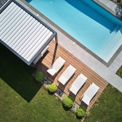 Aménagement tour de piscine bois, béton balayé et pool house (vue de dessus)