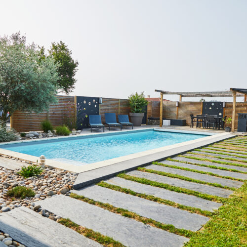 Aménagement tour de piscine, pas japonais schiste et cuisine d'été