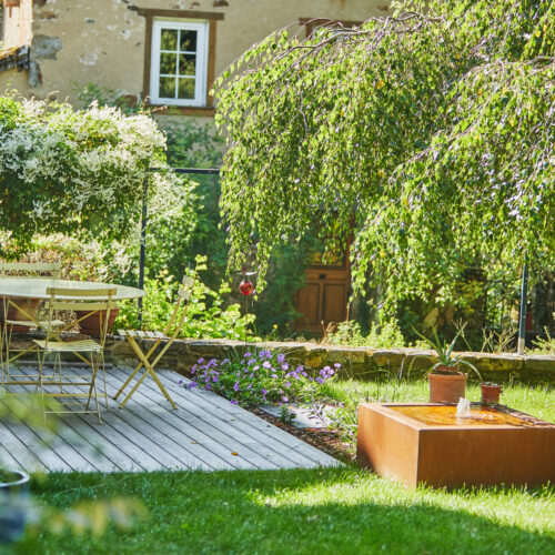 Terrasse bois et fontaine acier corten